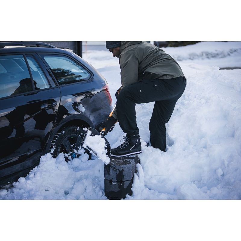 Lopată de zăpadă în mașină FISKARS X-Series 2